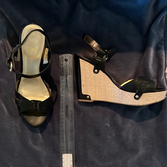 Gorgeous black strappy platform heels - Picture 9 of 9